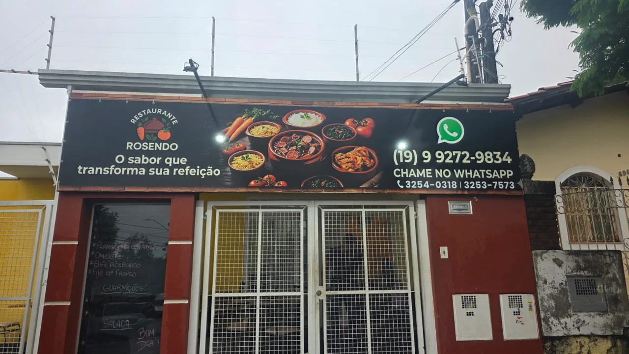 Fachada real do Restaurante Rosendo com seu banner gastronômico